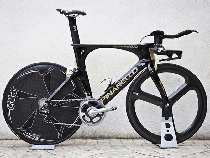 A Pinarello Bolide with serious saddle-bar drop, even with risers! From Glory Cycles on Flickr.